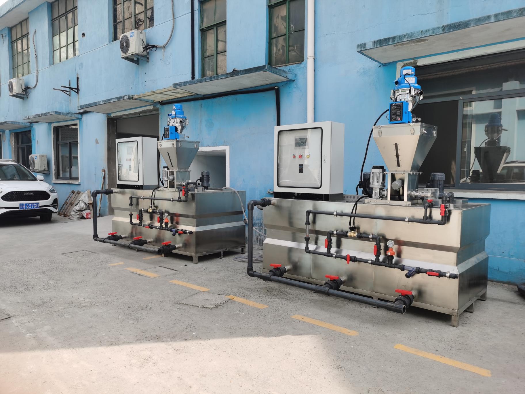 本機小巧玲瓏，主要由1、電控系統，2、料斗，3、定量干粉投加器，  4、攪拌機，5、溶液箱，6、排空系統，7、給水系統組成