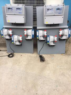 三臺或者四臺加藥計量泵可選，投加絮凝劑計量泵， 加酸計量泵，加氯計量泵和除藻劑加藥泵。